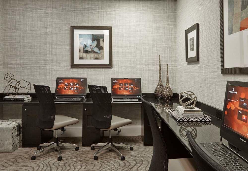 Renaissance Airport Hotel 4*