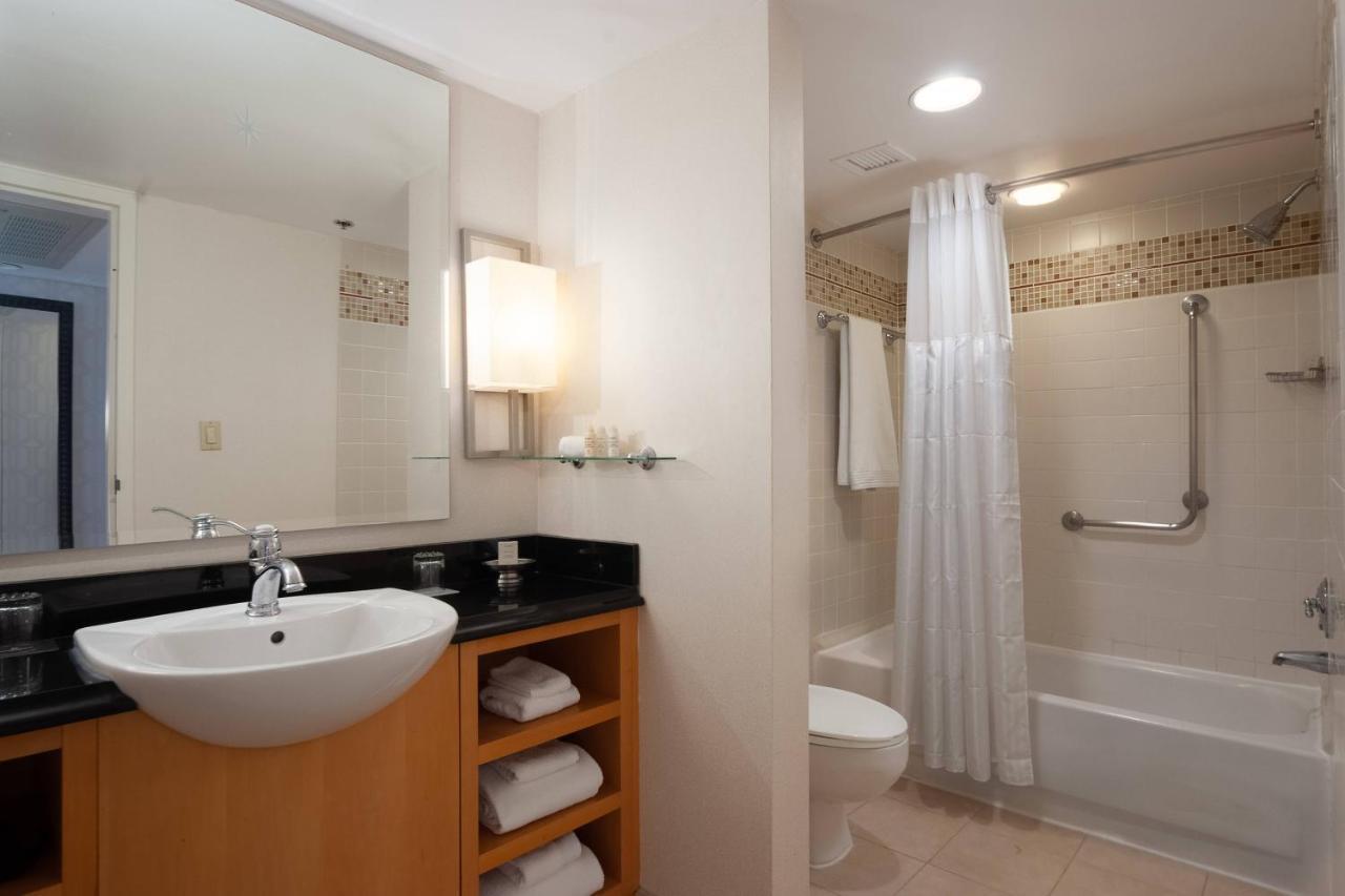 Renaissance Airport Hotel 4*