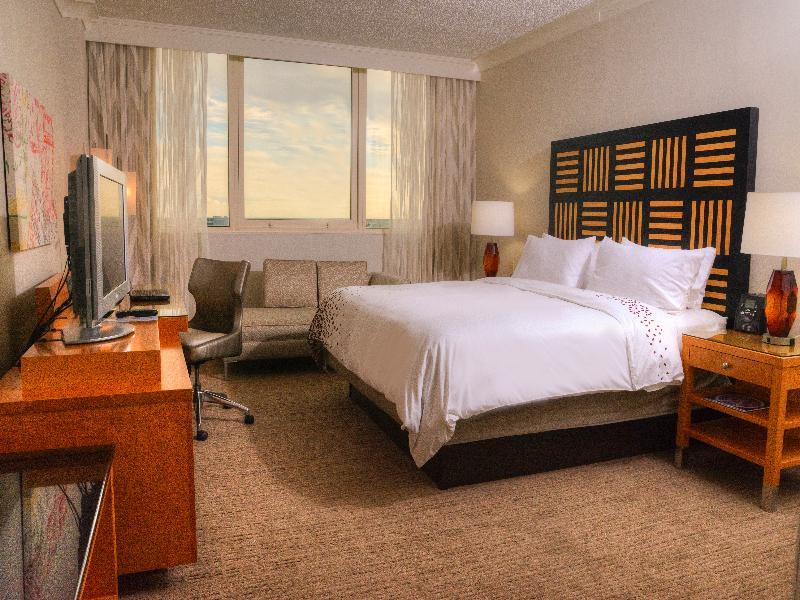Renaissance Airport Hotel 4*