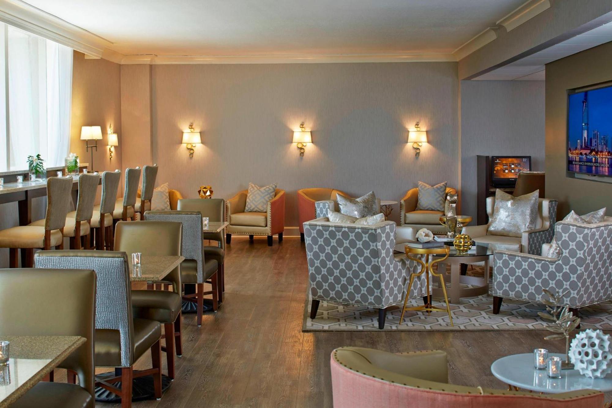 Renaissance Airport 4*