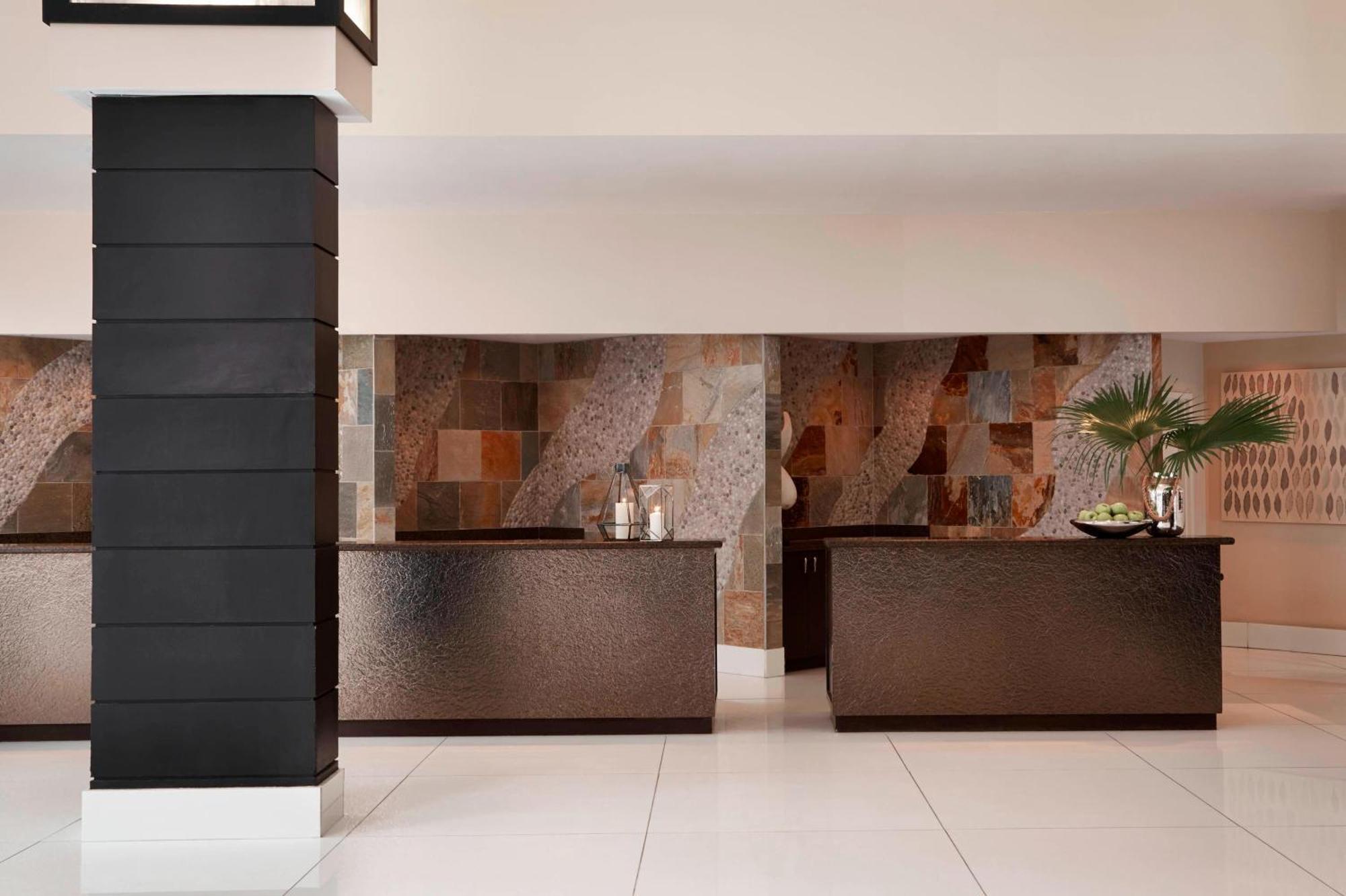 Hotel Renaissance Airport 4*
