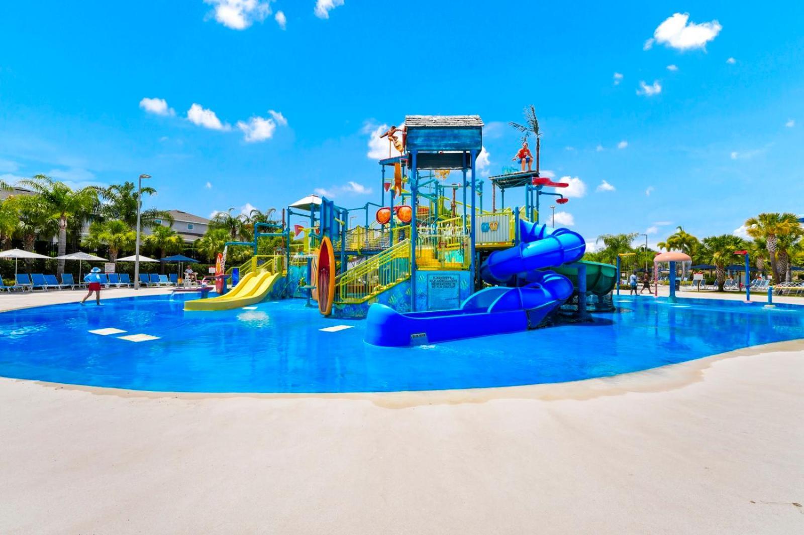 Casa de férias Modern Retreat: Water Park Access & Amenities