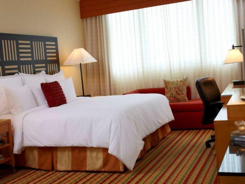 Hotel Renaissance Airport