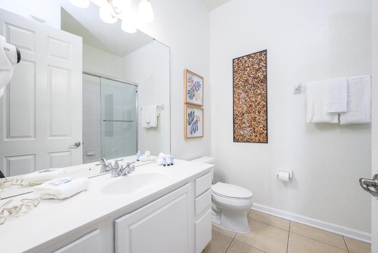 Spectacular Lakeview Serenade Next To Pool Near Theme Parks And Walk To Convention Center Apartment