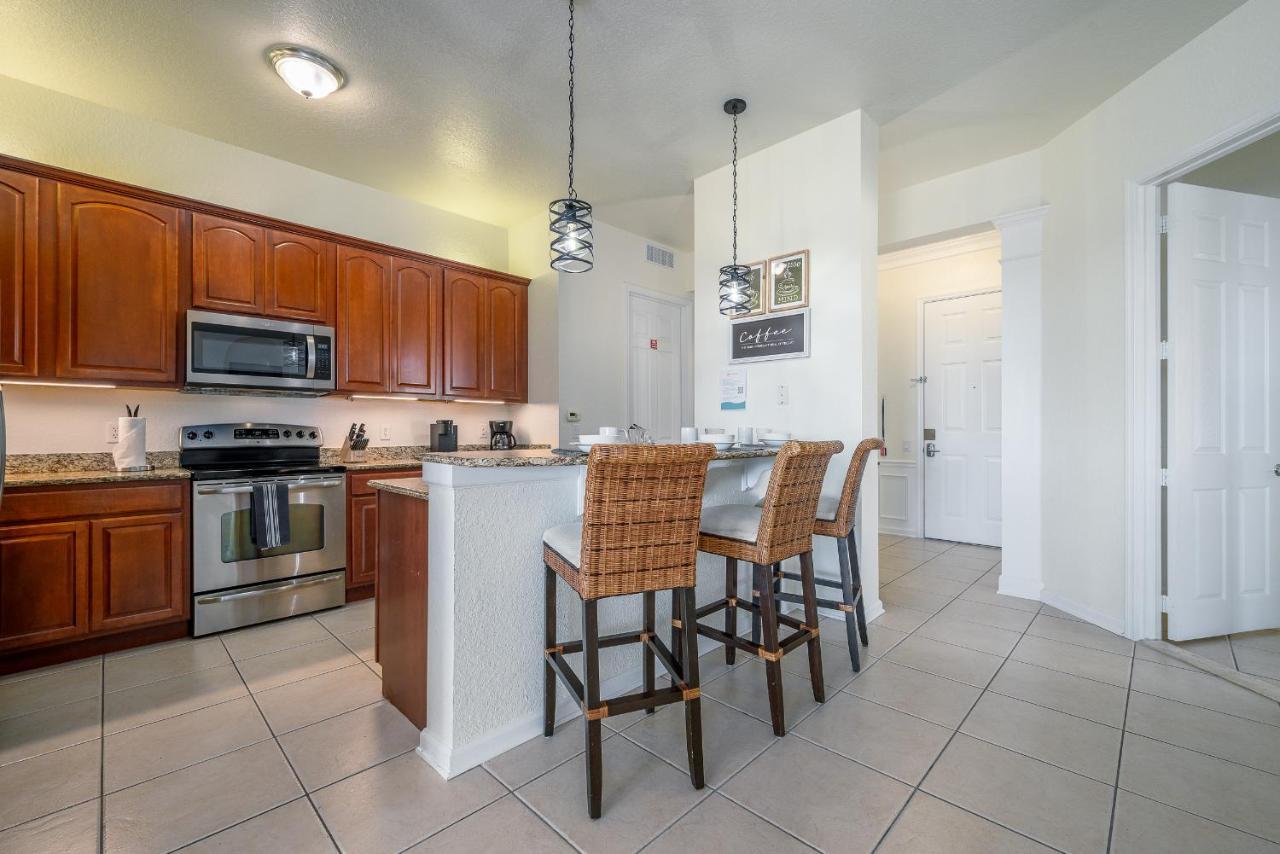 Spectacular Lakeview Serenade Next To Pool Near Theme Parks And Walk To Convention Center Orlando