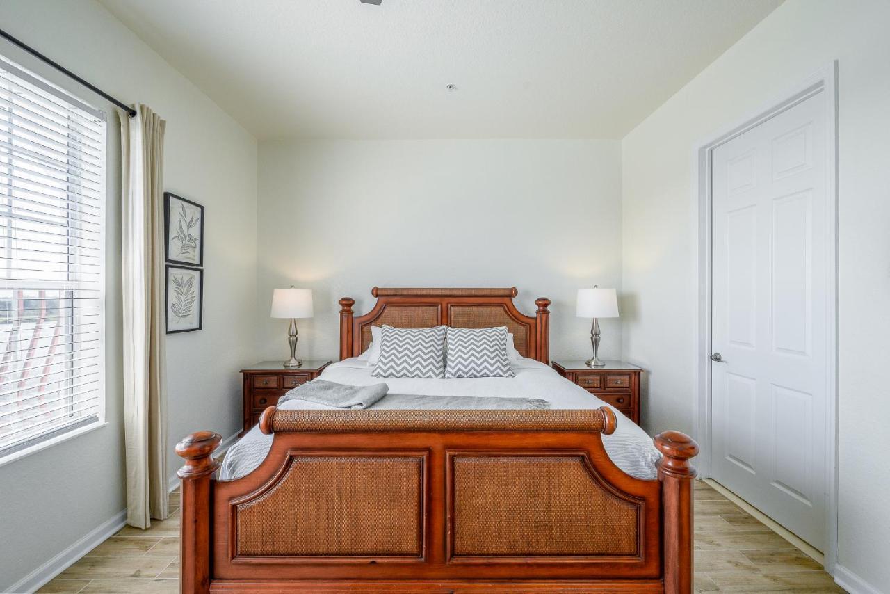 Spectacular Lakeview Serenade Next To Pool Near Theme Parks And Walk To Convention Center Apartment
