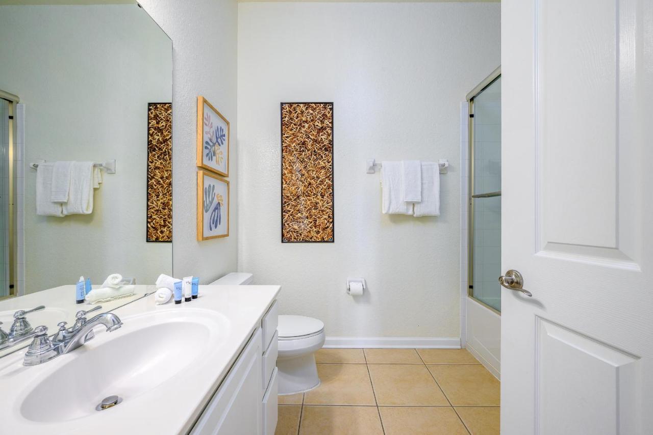 Spectacular Lakeview Serenade Next To Pool Near Theme Parks And Walk To Convention Center * Orlando