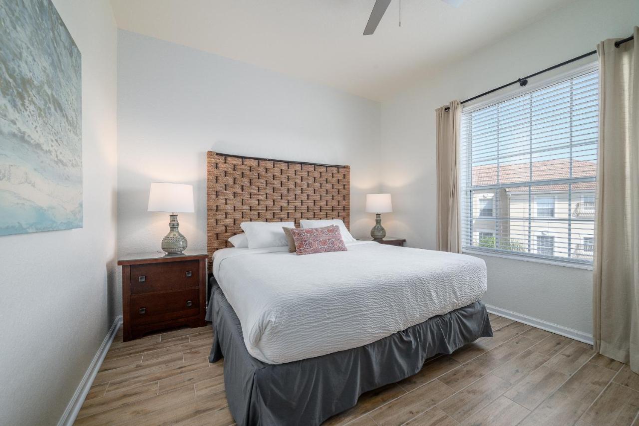 Spectacular Lakeview Serenade Next To Pool Near Theme Parks And Walk To Convention Center Apartment Orlando