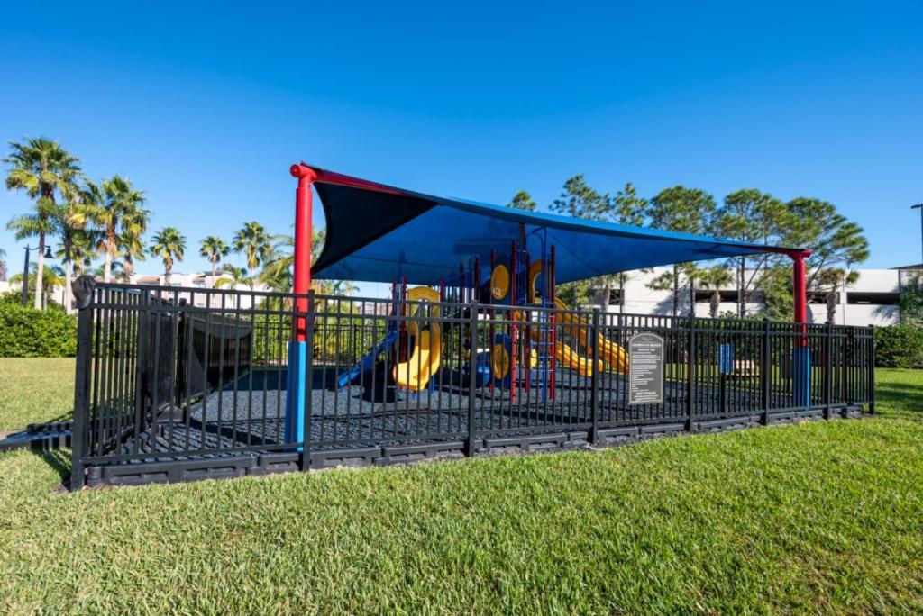 Spectacular Lakeview Serenade Next To Pool Near Theme Parks And Walk To Convention Center *