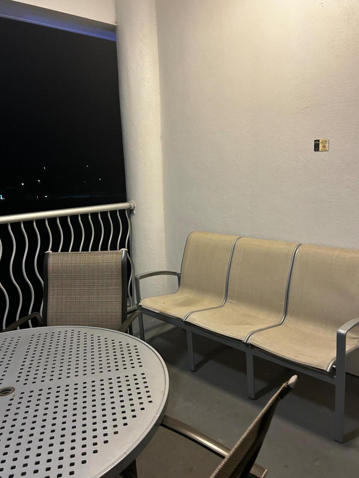 Stylish 2br Near Parks Apartment *