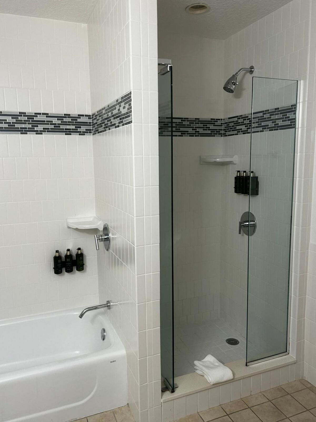 Stylish 2br Near Parks Apartment *