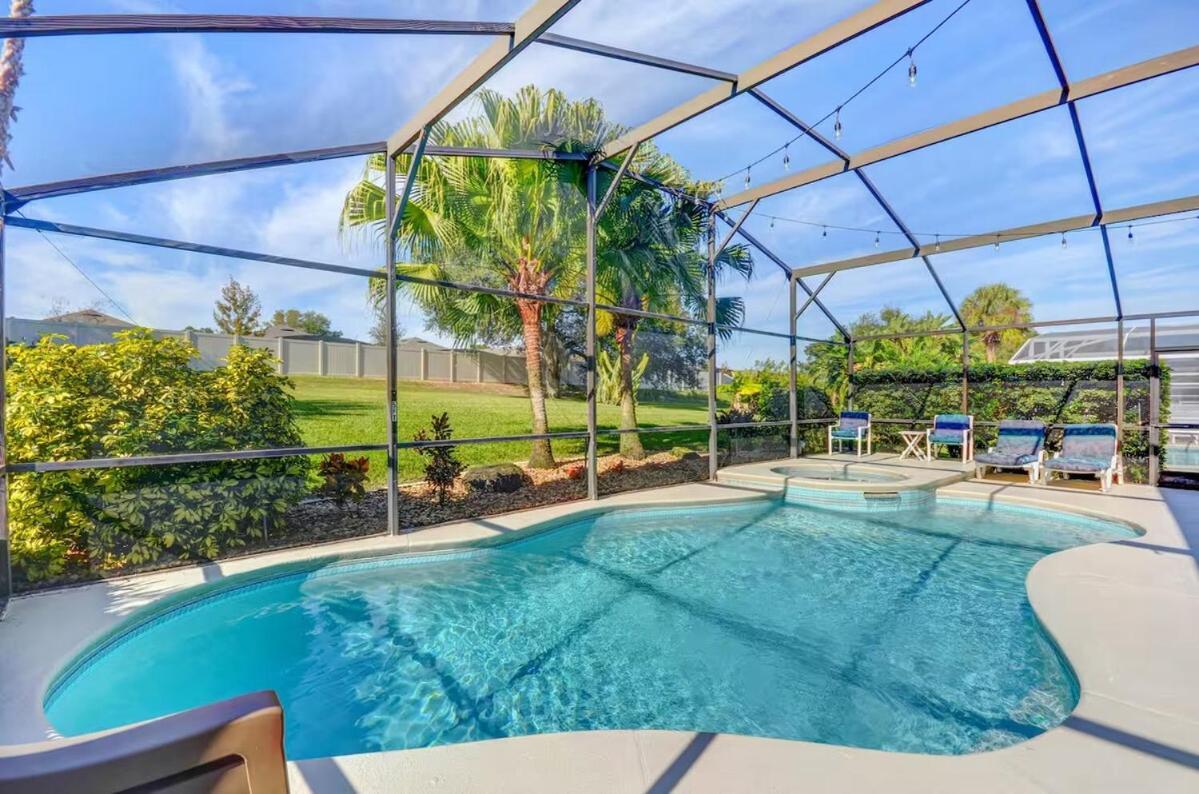 Holiday home Sunny Oaks Poolside, Pool Games,4m To