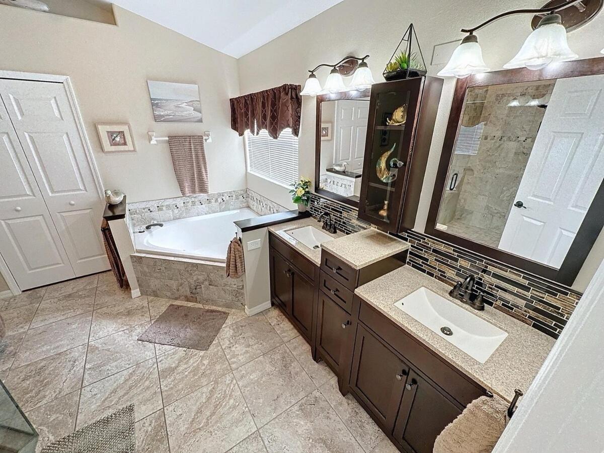 Holiday home Sunny Oaks Poolside, Pool Games,4m To