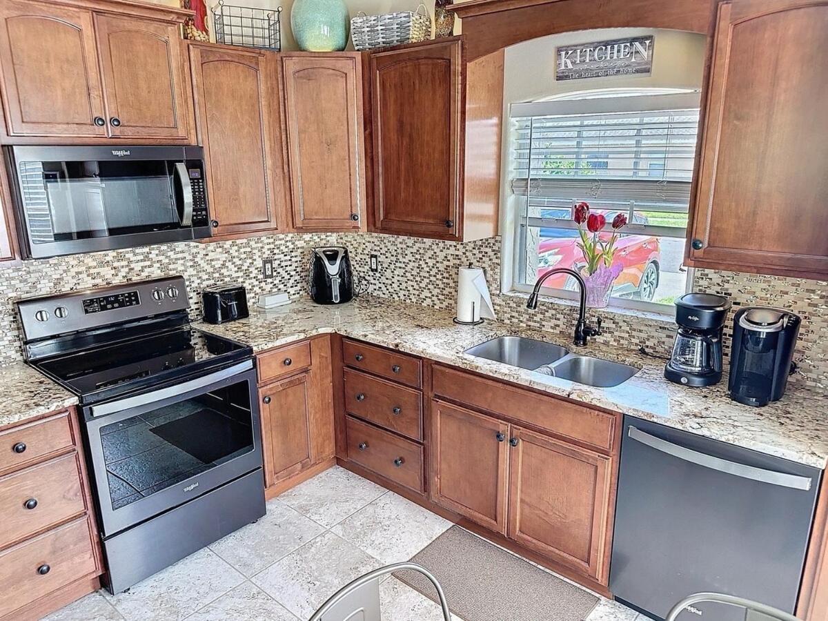Holiday home Sunny Oaks Poolside, Pool Games,4m To