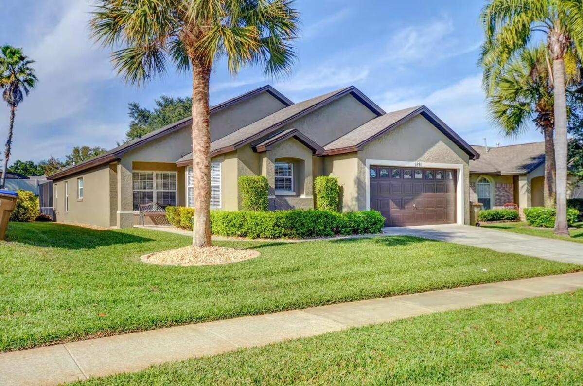 Holiday home Sunny Oaks Poolside, Pool Games,4m To