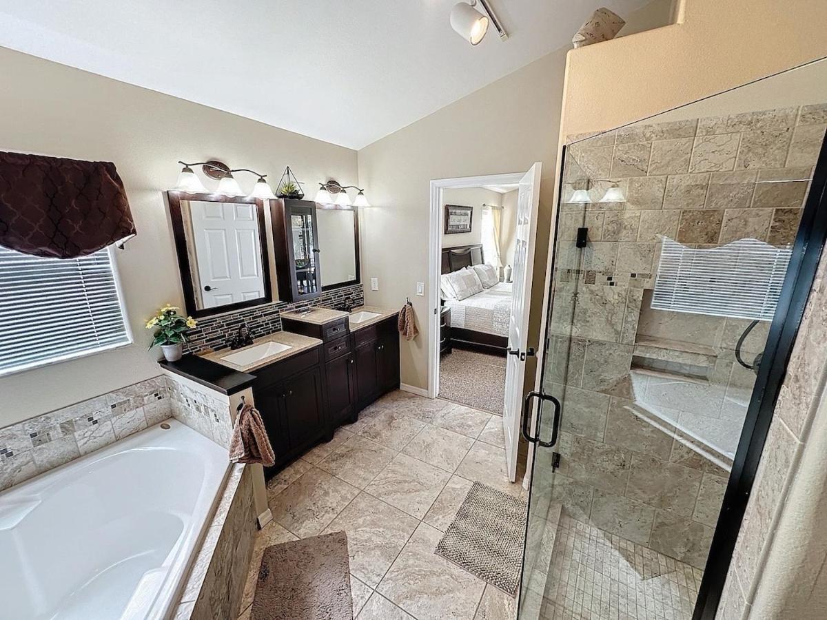 Holiday home Sunny Oaks Poolside, Pool Games,4m To