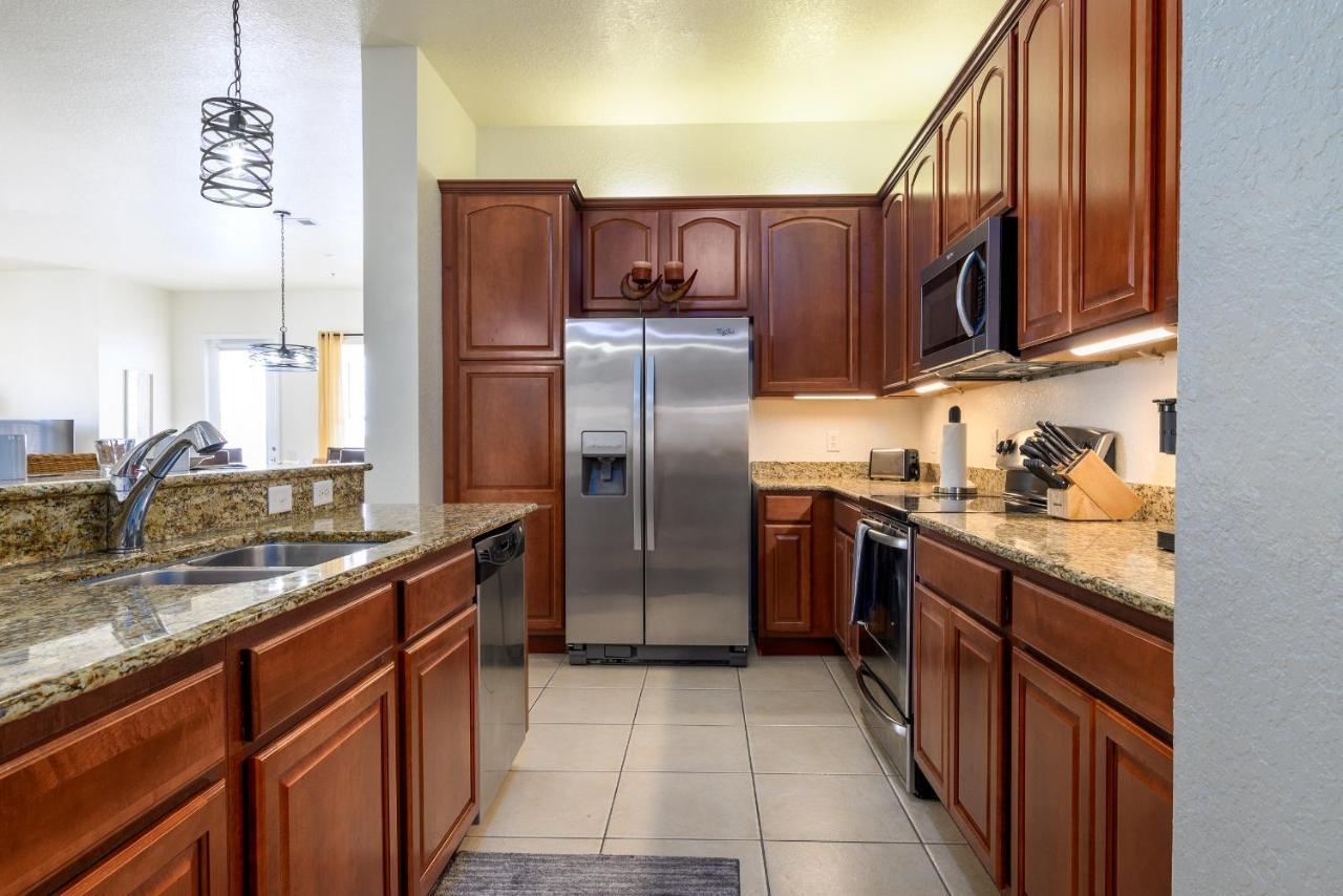 Spectacular Lakeview Serenade Next To Pool Near Theme Parks And Walk To Convention Center Orlando