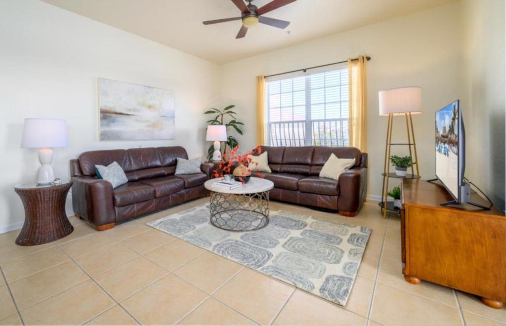 Spectacular Lakeview Serenade Next To Pool Near Theme Parks And Walk To Convention Center * Orlando